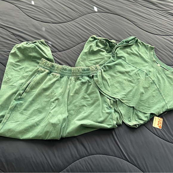 Free People Movement Hot Shot Crossover Set in Evergreen - Picture 3 of 16